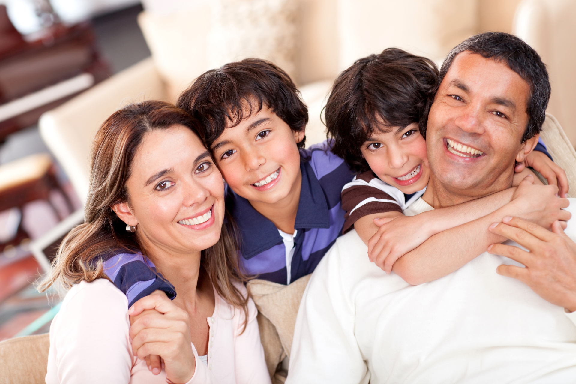 Familia sonriendo en Olivar, pacientes de Alto Olivar Clínica Dental